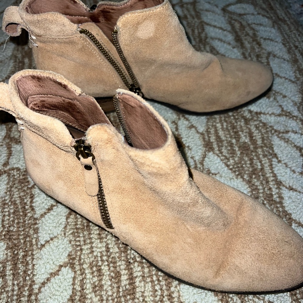 Vince Camuto, suede bootie tan size 7.5